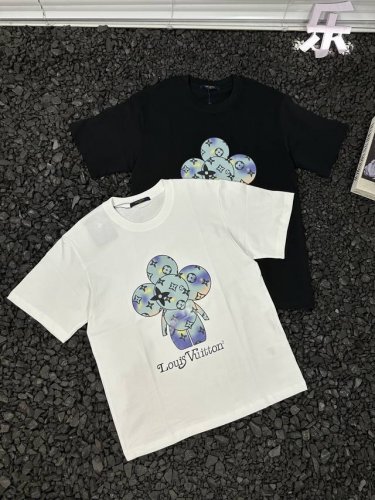 路易威登Louis Vuitton宽松休闲时尚百搭品牌Logo彩色小人印花套头重磅圆领透气短袖T恤 男女同款 采用重磅棉质面料，质感厚实挺括，宽松版型包容各种身