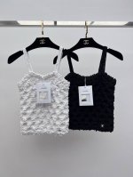 chane*针织钩花吊带背心 25p新品重工钩花针织小背心 选用定制棉质纱线材质 重工手工编织钩花菱格工艺 简约肩带精致剪裁 将柔美和随性完美结合 白富美穿搭