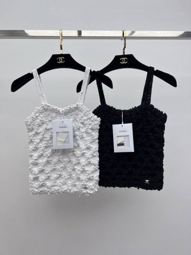 chane*针织钩花吊带背心 25p新品重工钩花针织小背心 选用定制棉质纱线材质 重工手工编织钩花菱格工艺 简约肩带精致剪裁 将柔美和随性完美结合 白富美穿搭