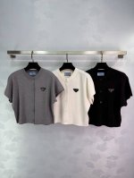 pra*25春夏新款短袖开衫，短款设计，三角牌标志点缀，柔软prada短袖开衫，纽扣开合，开衫版型，经典百搭。3色3码Sml T226B
