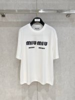 Miu Miu-新订单系列！2025Ss春夏新品 重磅级尤物单品，官网在售系列。印花短袖T恤，定织微融感高支纯棉面料，手感非常好，前幅浮雕标识印花图案装饰，增加