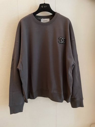 cc Vintage新款圆领卫衣 既简约又不失时尚感 全棉的面料超级舒服 穿在身上轻盈又透气 无论是单穿还是作为内搭 都能轻松驾驭各种场合 尺码均码
