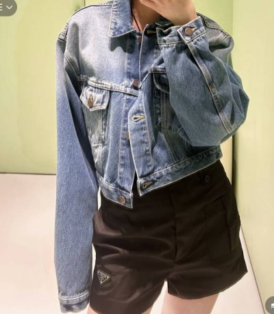 prada25Ss早春新款 复古做旧牛仔外套原版开发 高版出品 Overzise版型真的超级显瘦 穿上它 瞬间拥有纸片人身材 时尚感满满 不管你是高个子还是小个