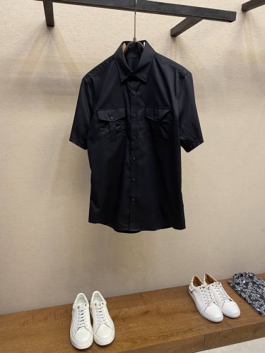 ferragam新款菲拉商务休闲衬衫 鲁泰纺织进口的贡缎面料，缎纹后整处理，手感丝滑有厚度，面料双股纱线120支数，146克重。高士线立体羊毛绣花，双口袋Log