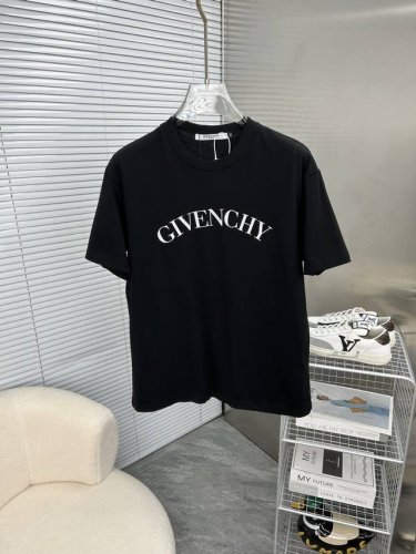 givenchy纪梵希 2025Ss春夏高品质情侣款短袖T恤，甄选高克重纯棉面料，工艺品级别，辅料顶真，车线做工符合精品要求，超级好搭配，落肩款，品质及剪裁设计