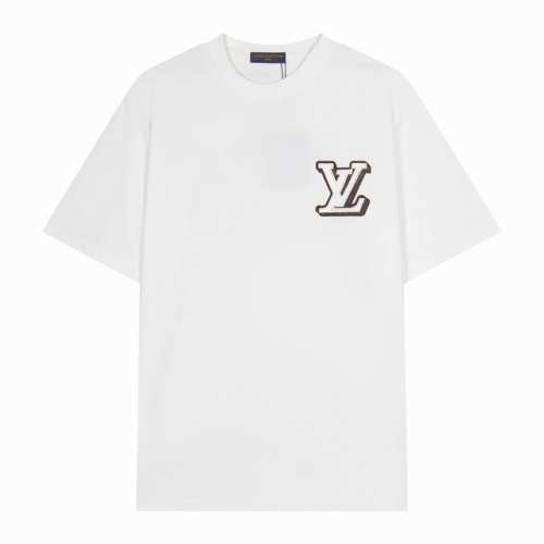 p110 路易Lv 2025 系列西部贴布Logo经典刺绣短袖T恤 下摆麻花刺绣品牌Logo字母 25 时装秀的曙目风采。三标齐全 采用高克重克重纯棉面料！手感