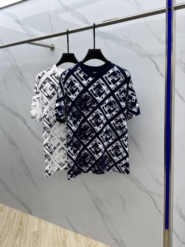 fendi*芬迪 2025Fw春夏新品圆领打底外穿T恤，立体感Logo微廓形半袖 活性纯棉打底T恤，棉，手感面糯有骨感，柔而有韧性。工艺处理，韧性和抗皱性能得到
