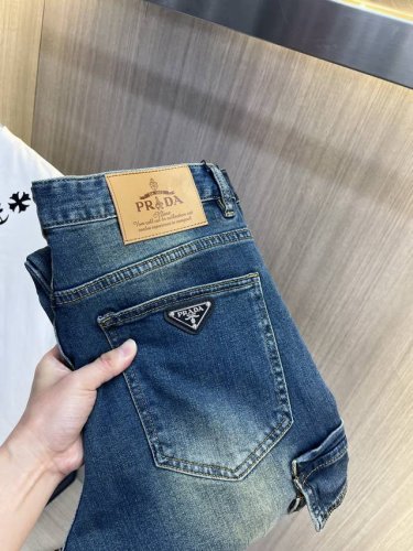 prada普拉达 2025新品男士牛仔裤 面料舒适弹性好。独家发售 时尚优雅 重工艺设计。采用原色酵母水洗工艺 精选进口重磅丹宁牛仔面料 配定制五金装饰 真皮皮