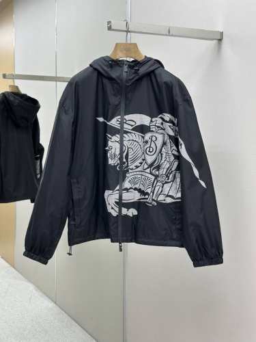 P430 Burberry 马术骑士徽标尼龙外套 工艺说明：面料由高品质的尼龙面料，具有轻盈、耐磨、防风防水等特性，在面料处理上，采用特殊的防水涂层处理技术，以