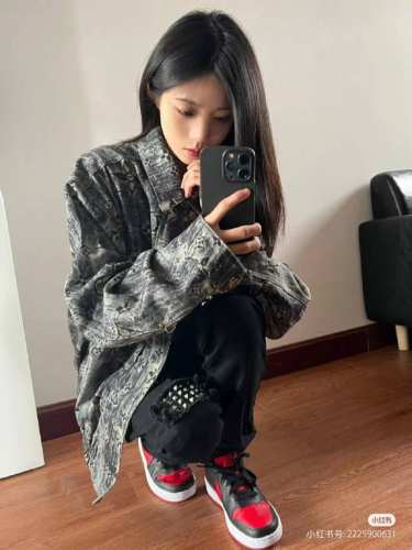 新款上新 LOUIS VUITTON 路易威登 复古暗纹老花拉链纽扣束腰牛仔外套 LV重工水洗做旧满印拼接牛仔夹克 牛仔界的顶级天花板 重磅来袭，最为值得关注的