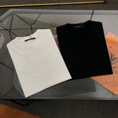 Lv路易威登2025春夏新款立体压花Logo短袖T恤 原版面料高版本高品质 网红明星同款 定制定染简约基础款，简单大气，精致时尚，纯棉面料，面料柔软舒适 手感舒