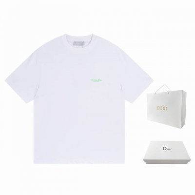 特价 新款荧光绣花Christian Dior Couture 标志小标识基础款T恤。 最In流行色，水蓝色。缪缪 爱马仕 迪奥 古驰等众多大牌纷出新品，上身非