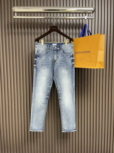 prada 2025Ss早春新款男士后袋压花Logo牛仔裤，经典舒适百搭基础通勤牛仔裤款 怎么搭配都会很帅气 采用100%纯棉牛仔布 微弹柔软舒适 穿起来完全没