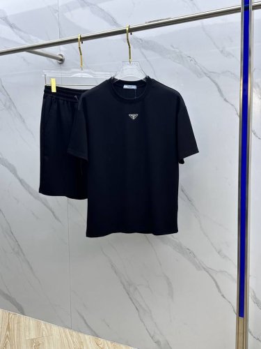 prad*普拉达 春夏套装版型M-Xxxl 最新最顶级平纹黑色贴标刺绣套装，定制面料 顶级品质在售，一站式制作工艺，采用进口高端订制进口丝线手感一流！上身挺拔有
