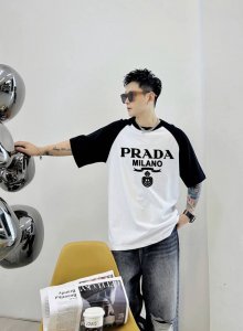普拉达 插肩新款字母印花双层重工短袖T桖 字母图案不管是T桖还是卫衣都是每年的爆款单品 前幅大面积印花采用大康丽数码印花机直喷 成本极高 经过多次的调试打版图案