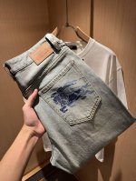 Burber*Y巴*莉 2025春夏新品男士高端休闲百搭牛仔裤 对于Bur粉丝来说 这样大气的经典设计足矣一眼种草 是今年Bur所有牛仔裤当中最帅的一个系列 我