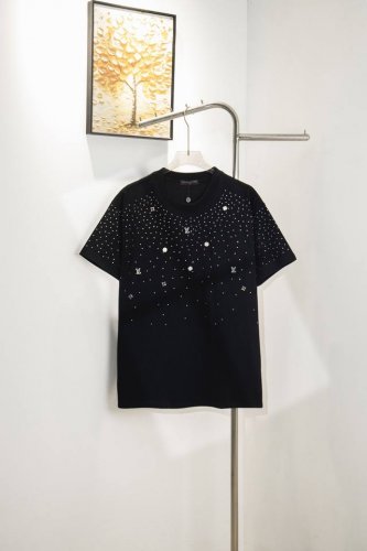 款号 Y165 louis Vuitton 路易威登25S新款烫钻短袖 270克纯棉双砂面料 所有面料均已提前做过缩水 品质第一 所见即所得 不会洗一次版型就有