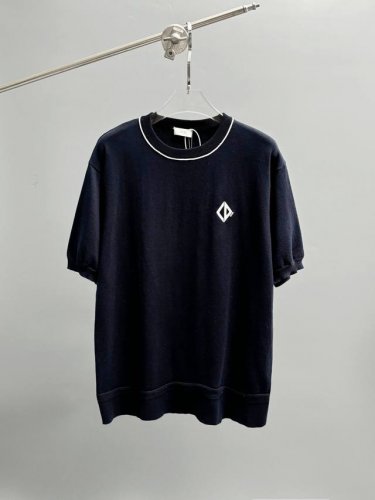 Dior 绣花毛织衫 定织羊毛色织尊享毛料，醒目标识Dior点缀胸前，领口撞色区拼接独特设计巧妙融入，彰显品牌独特魅力。 领口部位与腋袖部采用缝盘机作收针，收边