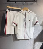 Moncler 蒙口 2025春夏新款套装 尽显简约时尚风范 连帽短袖搭配同色系 整体设计休闲百搭 拉链与袖口处的红白蓝条纹装饰 增添细节亮点 洋气又减龄 品牌
