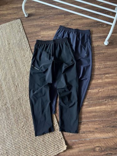 Lululemon夏季弹力超薄速干长裤，兼具功能性与时尚感的运动休闲长裤，面料轻薄，能让空气在面料中流通，加速汗液蒸发，保持干爽，穿着无负担。具有高效的吸湿速干