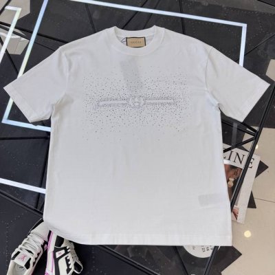 gucci春夏新款首发专柜最新款短袖圆领T恤 高端订制 设计前卫时尚！品牌Logo重工艺设计 高端定制丝光云朵棉面料.手感柔软.穿着舒适.专柜级别精致车线.做工