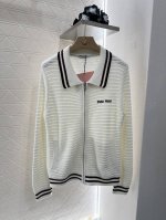 miumi*2025新品上架 翻领条纹针织开衫 定制Yb丝光羊毛纱线织造 质感光泽 柔软亲肤 常规翻领拉链外套版型 条纹肌理松弛不失时尚感 丝滑拉链调节 袖领口
