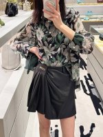 原版Low.....2025夏季新款时尚花卉翻领衬衫 定制Yb进口雪纺纱材质 质地轻薄 柔软亲肤 通体渗透工艺呈现满印黑白绿撞色碎花图案 彰显品牌调性 色彩清新