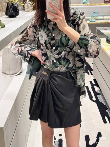 原版Low.....2025夏季新款时尚花卉翻领衬衫 定制Yb进口雪纺纱材质 质地轻薄 柔软亲肤 通体渗透工艺呈现满印黑白绿撞色碎花图案 彰显品牌调性 色彩清新