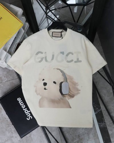 古驰 Gucci耳机小狗印花圆领短袖T恤 款号：361 原版面料官方同款短袖T恤 定制280 克同缸染面料手感非常舒服 春夏最新砖柜同步时尚又个性超级百搭好看的