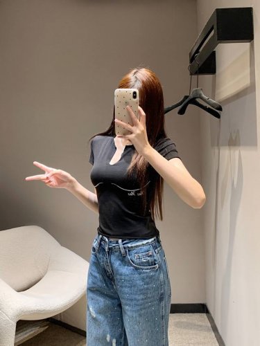 Miumi* 25Ss夏季新款 性感V领烫钻短袖T恤丨独家高版出品！纯欲风性感修身款 非常贴合今年的流行趋势Ins博主风满满的真的太好穿啦～版型真的巨显身材！人