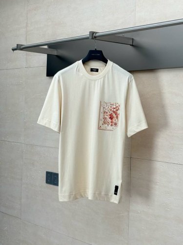 fendi* 芬迪 25Ss新款蜡花口袋圆领短袖T恤 采用特纺紧密棉质纯棉面料 24S特种纺织紧密棉 185G 搭配32S双纱1*1罗纹 紧密棉面料纺毛羽少 纱