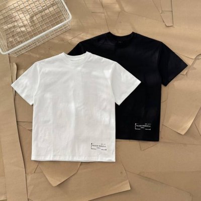 maison Margiela 马吉拉 下摆盖章方块印花短袖 886 面料采用280G双纱爽滑棉，双纱的质感加上爽滑手感，面料整体重磅舒适，细节还原原版一比一