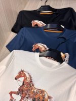 型号Hs017#，爱马家 2025春夏最新机械战马印花男士圆领T恤衫，前身极具代表性的机械战马图案，雄壮威武，由多种机械小零件组成，采用高端重工的2500目多色