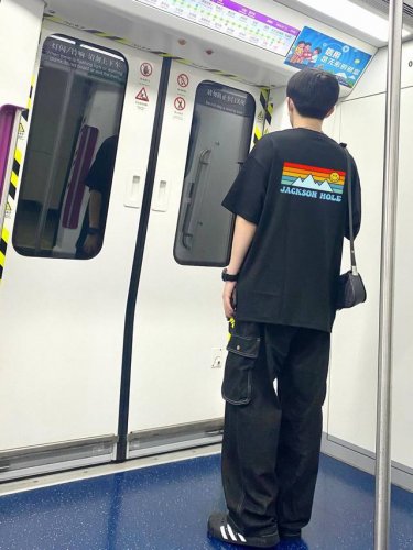 stussy 斯图夏末冰雪宽松圆领短袖T恤 男女同款 采用260克双砂面料 三针五线做工，领口包包边条 今年火爆的品牌 看到了就忍不住要自留一件 正确纹路立体印