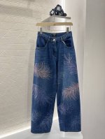 Chane*2025新品上架 羽毛水钻擦色阔腿牛仔裤 定制Yb斜纹棉牛仔材质 面料柔软舒适 透气性好 反复酵素水洗工艺处理 不易染色脱色 腰胯和大腿均模拟呈现出