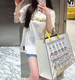 批210Fend*25联名限定款法棍印花圆领短袖。纯棉面料通常具有较好的吸湿性、透气性、保暖性和耐磨性，同时也比较柔软和光滑。复古精棉面料比较厚实的棉质面料，具