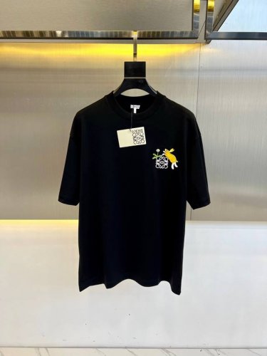 Lowe罗意威、25Ss新款联名刺绣小兔子图案圆领短袖T恤。轻盈棉质T恤，正面饰有小兔图案，搭 配Anagram 刺绣。T恤为Loewex Suna Fujit