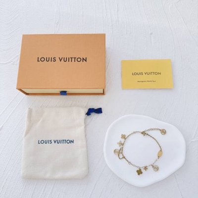 lv 花朵流苏手链 宛如腕间绽放的绚丽花园。精致的花朵造型栩栩如生，每一朵都凝聚着品牌的奢华与细腻，佩戴它，让你的手腕时刻散发着迷人的优雅气息。Cnc 钢印 L