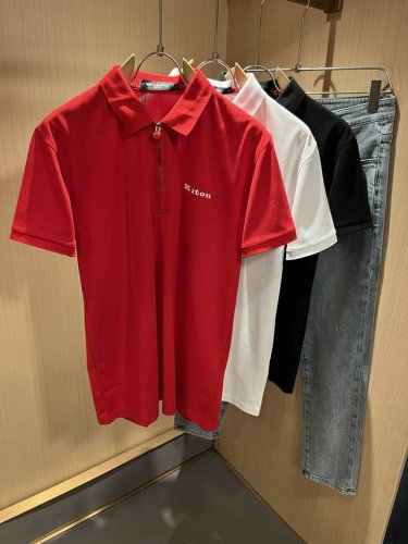 Kiton 2025春夏新款polo衫 采用进口专属珠地棉面料 简单Logo标识刺绣设计 代表品牌形象 简洁舒适的款式 线条感粗细均匀饱满 精致细腻 上身高端又