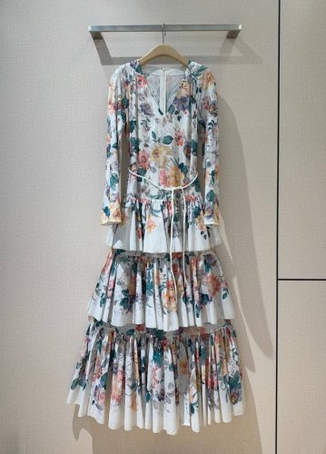 Zimmermann 新品推荐 奶油色多彩花卉图案 层叠裙摆长款连衣裙 选用棉质面料制成，采用时尚迷人的深V领和长袖设计，并配有一条可拆卸的细绳腰带，彰显甜美的
