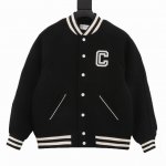 款号Y634 Celine 赛琳 24Fw 刺绣字母Logo棒球服外套 在经典版型基础上肩膀做了插肩设计，更加符合人体美学，上身效果更加青春活力。整体采用羊毛混