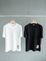 Burberry博柏利 Fw25下摆战马标签圆领短袖T恤 男女通穿 颜色：黑色 白色 尺码： S M L Xl 尺寸推荐： 身高 ，体重110，穿S 身高168