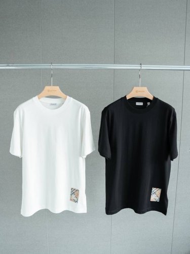 Burberry博柏利 Fw25下摆战马标签圆领短袖T恤 男女通穿 颜色：黑色 白色 尺码： S M L Xl 尺寸推荐： 身高 ，体重110，穿S 身高168