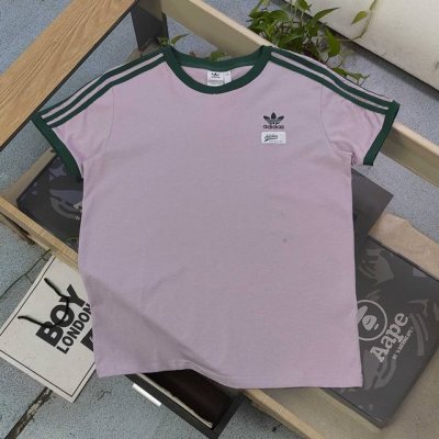 上新 款号：Zz9893 2025新款Adidas阿迪达斯三叶草刺绣莲花Logo图案绣花短袖T恤，邂逅春日浪漫，尽在这件淡紫色阿迪达斯T恤！清新淡雅的色调，如春