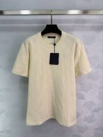 lou*米黄色短袖和短裤套装，经典Damier图案，舒适法式适合度假休闲。男女同款，适合各类场合。1色3码Sml 。T226B