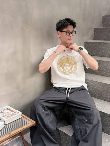 范思*Versace 25Ss春夏新款首发专柜最新款短袖圆领T恤 高端订制 设计前卫时尚 品牌Logo重工艺设计 高端定制240克面料.手感柔软.穿着舒适.专柜