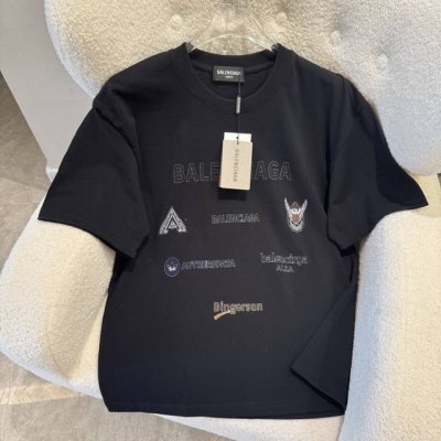 Balenciaga巴黎世家 25Ss夏季巴黎260克短T 前副图片显示一个白色或黑色背景 顶部用黑色字体写着 Balenciaga 后面用较小的黑色字体写着
