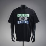 gucci 古驰2025简约颠倒字母Logo图案短袖T恤 短袖最顶级的品质专柜原单短袖 顶级制作工艺进口面料 1R专柜款独特设计 采用进口高端订制面料官网在售