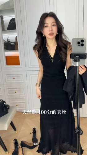 设计感高弹力连衣裙 设计露出漂亮锁骨 暗藏小心机，修身设计包裹感好勾勒S型曲线，腰部的褶皱设计合身但不紧身 保持恰当的宽松余量，从里到外的绝对的好看与精致 Sm