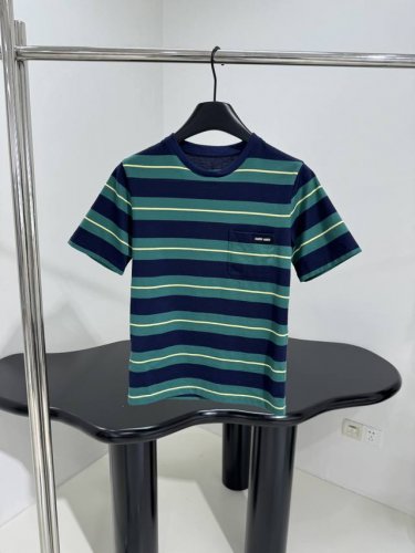25新品棉质条纹T恤 这款棉质针织T恤饰有多色条纹图案 胸口饰有品牌标识徽标贴饰 罗纹圆领领口 休闲单品 推荐入手 蓝绿色